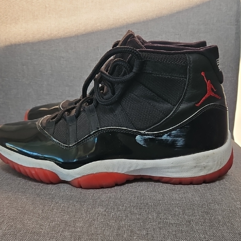 Air Jordan 11 retro Black and Red High-Top Sneakers. Men Size 9.5 - Picture 8 of 17